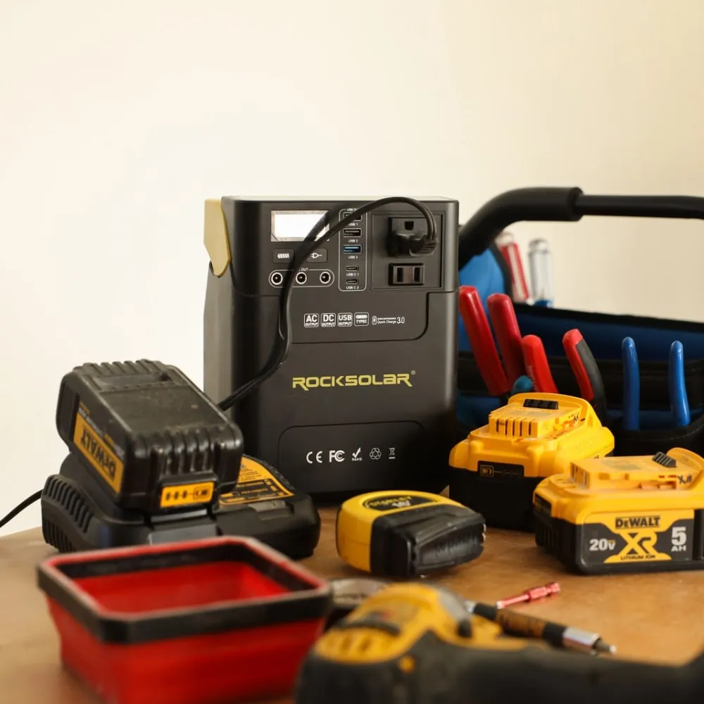 ROCKSOLAR Adventurer 100W 133.2Wh Portable Solar Generator Kit